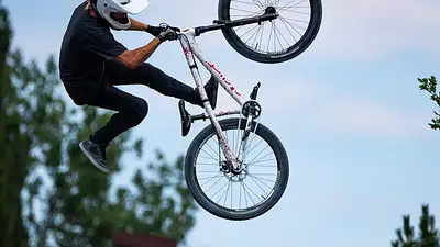 Kurtka rowerowa – jak wybrać idealną na każdą pogodę?