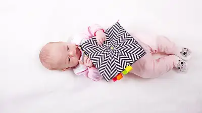 Książeczka kontrastowa – klucz do rozwoju wzroku niemowląt