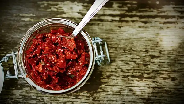 Suszone pomidory: właściwości, kalorie i zastosowanie