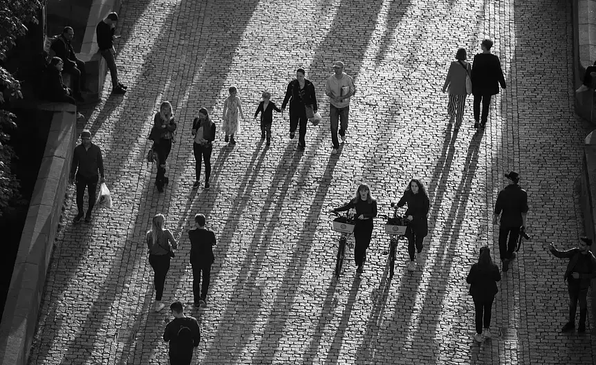 Osoba spacerująca dla zdrowia serca