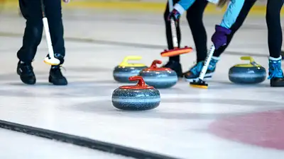 Curling – zasady, zalety i dlaczego warto spróbować tego spo