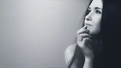 3 sposoby na proste włosy bez prostownicy – naturalne metody