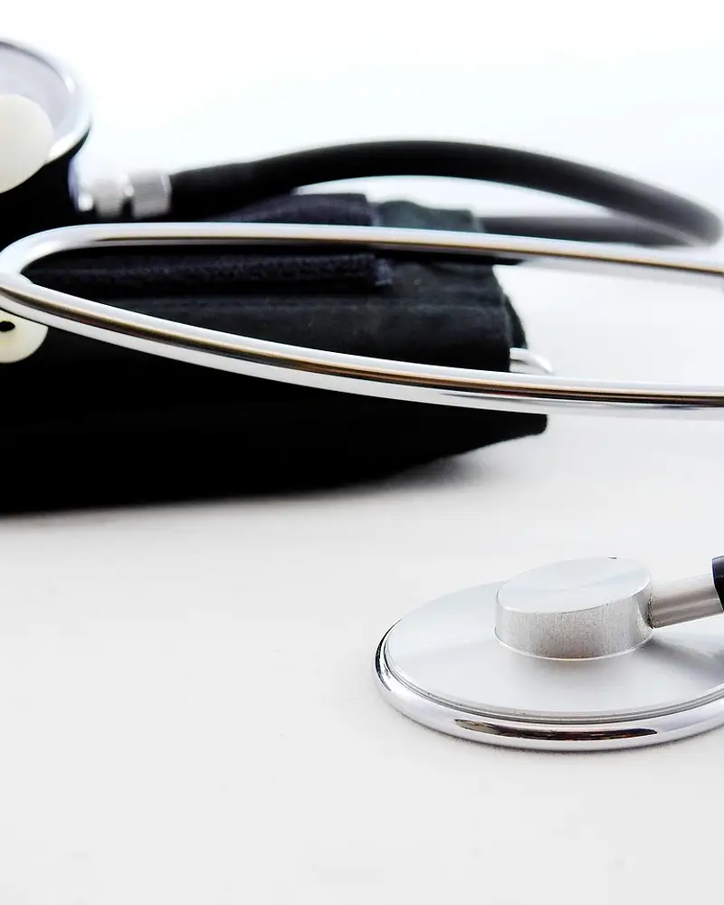 Opuchnięte kostki – przyczyny, domowe sposoby i zapobieganie