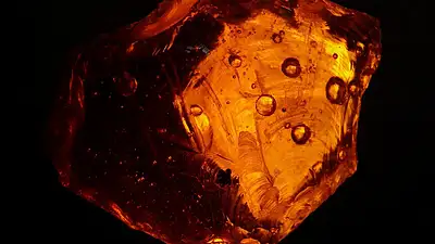 Jak skutecznie usunąć żywicę z ubrania – sprawdzone metody