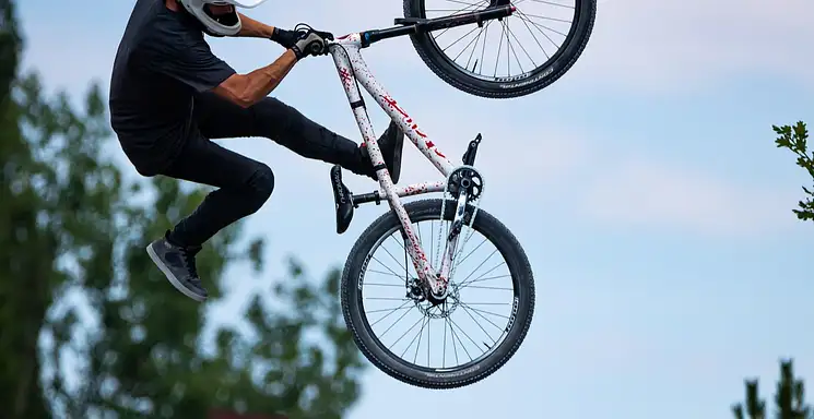 Idealna kurtka rowerowa: Jak wybrać? | FitnessMania