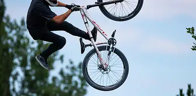 Idealna kurtka rowerowa: Jak wybrać? | FitnessMania