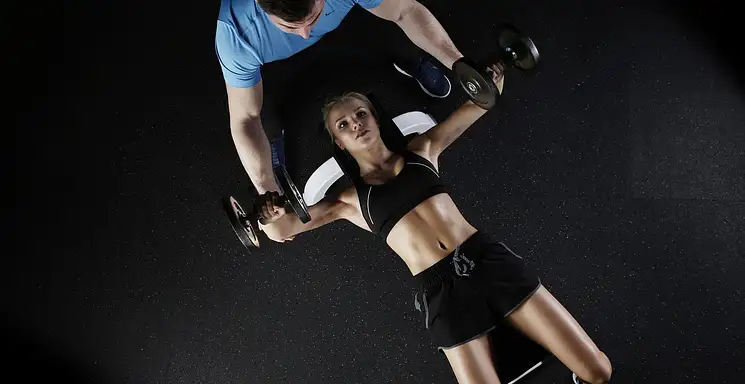 Unoszenie tułowia na ławce rzymskiej - technika i efekty