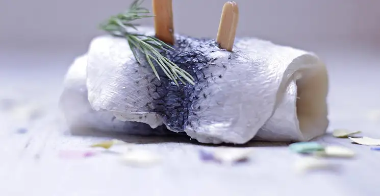 Dlaczego warto jeść śledzie? Korzyści zdrowotne