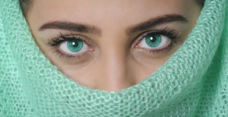 Jak dobrać kolor kredki do brwi? Porady i wskazówki