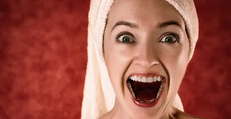 Jak zapobiec przebarwieniom zębów? Praktyczne wskazówki