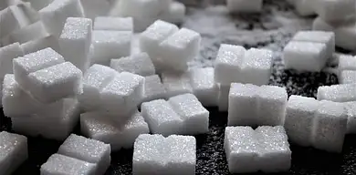Co lepsze: słodzik czy cukier? Porównanie i porady