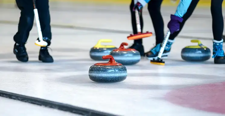 Curling: Dlaczego warto spróbować? Zasady i opinie