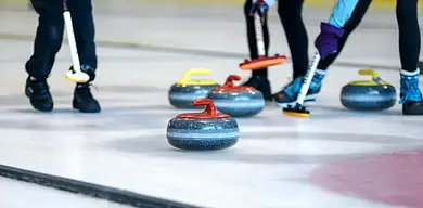 Curling: Dlaczego warto spróbować? Zasady i opinie